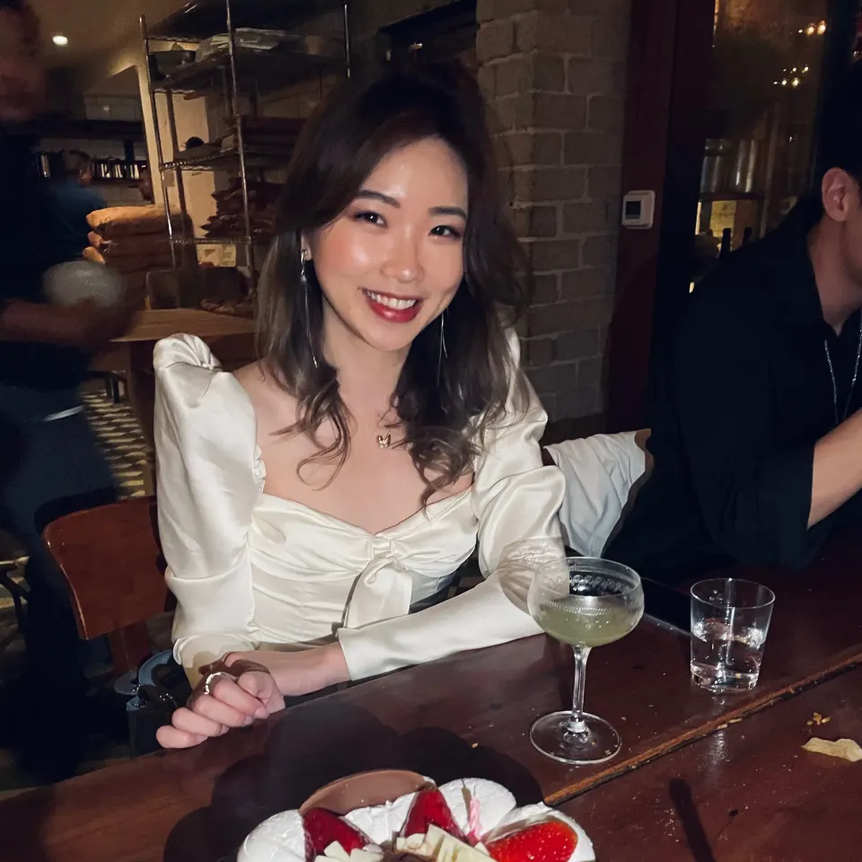 Mia, RMH dating profile reviewer